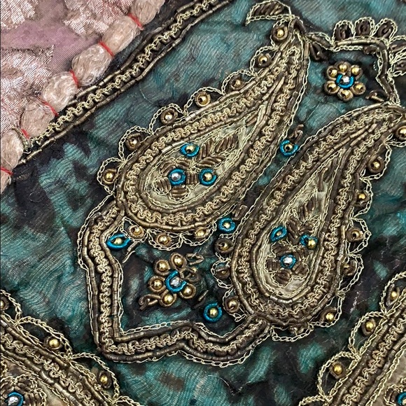 Beautiful embroidered pillow or art piece - Picture 2 of 8